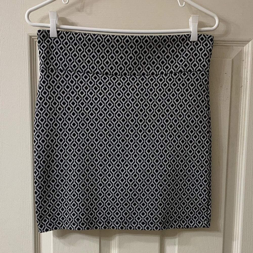 🌷3 for $25🌷Candy Couture, US S, Black & White Geometric Print Bodycon Mini Skirt
